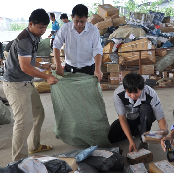 许总正在与员工们合作打包快件