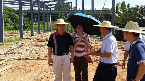 许再应总经理向戴磊处长(左一)介绍依凡特仓储基地的施工进展