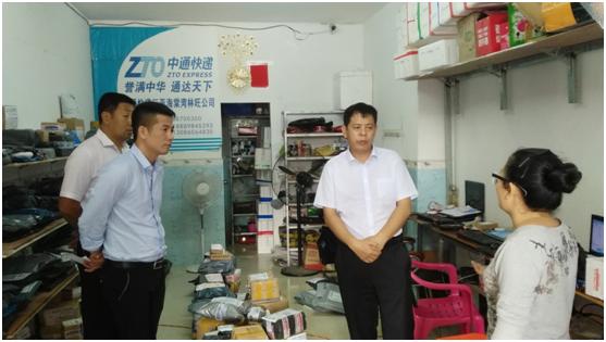 海南中通总经理许再应(右二)与网点负责人亲切交谈